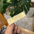 Fermaglio per capelli Y2K in resina gialla a nido d'ape con perle, vista a mano aperta - Stile a Pois Ondulati Gialli / Giallo