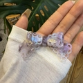 Dettaglio di un fermaglio per capelli a fiocco viola con finitura madreperla - Clip a Becco d'Anatra Viola Stellata (7cm)