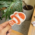 Lindo clip de pelo de acrílico con forma de pez payaso naranja y blanco para mujer - Pez Payaso / Pez Naranja