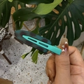 Barrette à cheveux léopard marbré mat avec pince métallique bleue dans un décor lifestyle - Léopard Vert Foncé Gelée