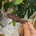 Gros plan d'une barrette à cheveux imprimé léopard en résine de qualité supérieure - Léopard Café Gelée