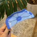 Eleganter Haarkrebs im Lotusblatt-Design aus tiefblauem Acetat in natürlicher Umgebung - Blaues Lotosblatt