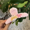 Détail de la pince à cheveux en peluche rose avec un chien de dessin animé et nœud - Pince à Cheveux Peluche Chien Nœud Rose