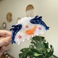Pinza para el pelo con diseño de océano en acetato con ballenas azules y pedrería - Blanco Perlado Sirena - Tres Ballenas