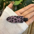 Detail einer violetten Haarklammer mit Leopardenmuster und strukturierter Stoffhülle - Lila Leopardenmuster