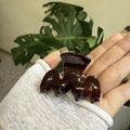 Détail de la pince à cheveux en acétate marron avec inscription dorée France Handmade - Petit / Chocolat