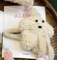 Lindo clip de pelo de peluche crema con gorro y bufanda de punto en tarjeta - Pinzas laterales / Pinza Lateral Blanca Perro con Bufanda