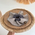 Haargummi im Karo-Patchwork-Stil in Grau auf einem gewebten Naturtablett - Sternenhimmelgrau Patchwork Karo