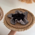 Haargummi im Karo-Design in Schwarz und Grau auf einem rustikalen geflochtenen Tablett - Schwarz Patchwork Karo