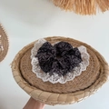 Scrunchie floreale nero con bordi in pizzo bianco su vassoio in paglia intrecciata - Nero