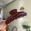 Braune Haarspange mit weißen Punkten und elegantem, geschwungenem Wolken-Design - 7-Zahn Kaffee Blau Polka Dot