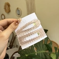 Détail de deux barrettes à pois léopard en acrylique sur une carte de présentation - Clips BB / Pois Roses