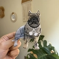 Détail d'une pince à cheveux bouledogue en acétate marbré gris tenue à la main - Bouledogue