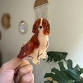 Détail d'une pince à cheveux en acétate en forme de Cavalier King Charles Spaniel - Chien Beagle