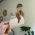 Détail de la pince à cheveux en acétate en forme de chien papillon marron et blanc - Shih Tzu
