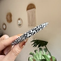 Détail d'une barrette en acétate élégante avec motif dalmatien noir et blanc - Marbre Noir et Blanc Pince à Ressort Longue Pointue
