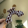 Klassieke haarklem met blauw-bruin ruitpatroon van acetaat voor dikke kapsels styling - Ronde Acht Koffie Blauw Argyle Stijl