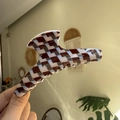 Detailopname van een grote acetaat haarklem met koffie en crème ruitjespatroon - Franse Lange Strip Koffie Blauw Argyle Stijl