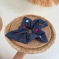 Scrunchie in denim blu scuro con bottoni colorati e accessorio candy blu a forma di M - Scrunchie Bottone Candy Bean