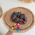Elastico per capelli retrò a quadri con perline colorate e ciondolo m su stuoia - Scrunchie Perline con Lettere Candy Bean