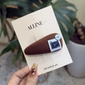 Detail van retro bruine corduroy BB-haarclip met blauwe knoop en geborduurde patch - Donkere Koffie Retro BB-Clip