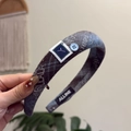 Detail van geruite stoffen haarband met een vintage knoop en vierkante klokelement-patch - Grijze Retro Hoofdband