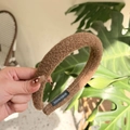 Détail du serre-tête en peluche marron avec étiquette tissée Handmade sur la face interne - Kaki foncé