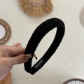 Détail du serre-tête en peluche noire montrant l'étiquette faite main et la texture - Noir