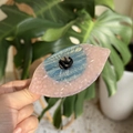 Roze gemarmerde acetaat haarclip in oogvorm met blauwe iris voor dames haarstyling - Roze bellen oog