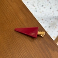 Detail der roten dreieckigen Haarspange mit goldenem France Handmade Schriftzug und Clip - Goldmarke Dreieck Nahtloser Clip / Rot