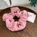 Dettaglio dell'elastico per capelli in tessuto rosa con ricamo a fiocco marrone - Pink Fabric Brown Bow Embroidery Scrunchie