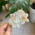 Dettaglio della molletta a conchiglia in acetato marmorizzato con perle e stella marina - Verde Texturizzato Perla Conchiglia Stella Marina