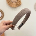 Diadema gruesa de lana marrón café con etiqueta hecha a mano para el estilo otoñal - Caqui