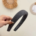 Detalle de diadema de lana gris hecha a mano con relleno grueso y etiqueta de tela interior - Gris