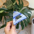 Fermaglio triangolare a righe bianche e blu con scritte dorate fatte a mano - A Righe Blu Gelatina