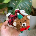 Chouchou chien de Noël en peluche avec tissu à carreaux rouges et accessoire chapeau vert - Chouchou Peluche Ours