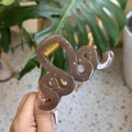 Détail de la pince à cheveux ondulée marron thé au lait brillant avec ressort doré - Marron Transparent