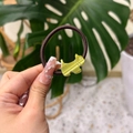 Dettaglio dell'elastico per capelli con ciondolo a cane giallo e strass - Giallo e Verde