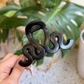 Détail d'une grande pince à cheveux S-wave noire mate avec ressort métallique robuste - Noir mat