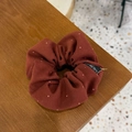 Dettaglio dell'elastico per capelli retrò marrone a fiori con etichetta Blind For Love - Rosso Brunastro Pois
