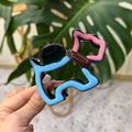 Minimalistische Haarklammer in Hundeform mit bunter Öltropfen-Veredelung in Alltagsszene - Blauer Hund