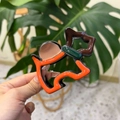 Cartoon Hund Haarklammer aus Acetat in Orange Braun und Grün mit Blockfarben Design - Orange Hund
