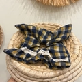 Scrunchie a quadretti giallo e blu con bordo in pizzo su un cesto intrecciato in stile rurale - Foulard per Capelli a Quadri Giallo Blu