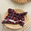 Vista dettagliata dell'elastico per capelli vintage a quadri rossi e blu con pizzo - Foulard Capelli Quadri Rossi Bordo Pizzo