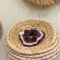 Dettaglio dell'elastico scrunchie vintage a quadretti con bordo in pizzo bianco - Elastico Quadri Rossi Bordo Pizzo
