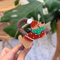Pince à cheveux teckel de Noël avec pull rouge pailleté et chapeau accessoire de fête - Pince à Cheveux Chien Peluche