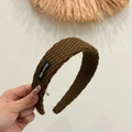 Diadema de punto marrón con etiqueta TRUE FITTED hecha de tela de lana gruesa - Marrón Oscuro