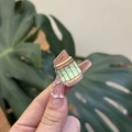 Primer plano de un mini clip para el pelo de acrílico con purpurina y forma de lápiz - Mini Marker