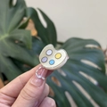Detail of heart-shaped palette hair clip with pearlescent finish and four color spots - Mini Palette