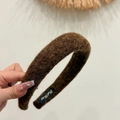 Cerchietto spesso in sherpa marrone scuro da donna con texture in feltro invernale - caffè